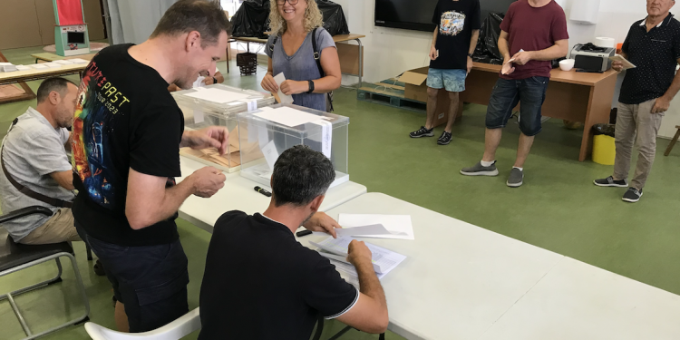 Una mesa electoral en la biblioteca del CEIP Vara de Rey en las elecciones de 2023. Foto Noudiari