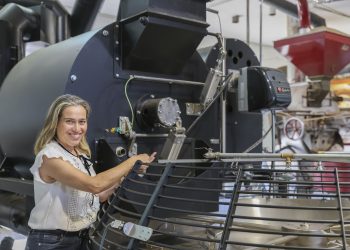 Rosario Tur, de Cafés Ibiza, junto a la nueva tostadora adquirida por la empresa. Fotos: Paco Natera