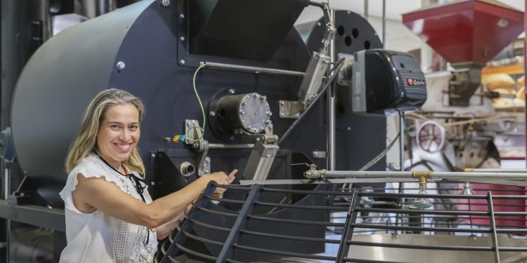 Rosario Tur, de Cafés Ibiza, junto a la nueva tostadora adquirida por la empresa. Fotos: Paco Natera