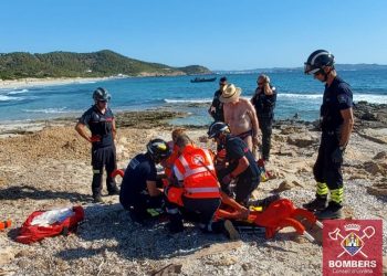 Personal del SAMU 061 y Bomberos preparando a la persona accidentada para el traslado. Fotos Bombers d'Eivissa
