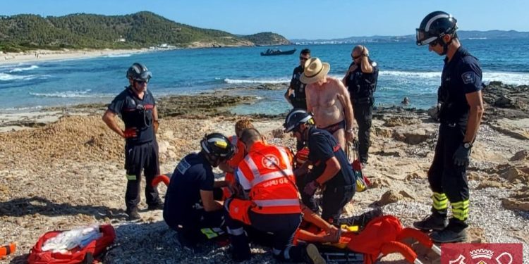 Personal del SAMU 061 y Bomberos preparando a la persona accidentada para el traslado. Fotos Bombers d'Eivissa
