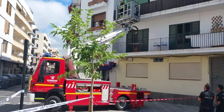 Los bomberos del Parque Insular tuvieron que acceder por el balcón, romper un candado y liberar a la mujer. Los hechos ocurrieron el pasado 5 de julio.