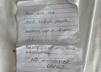 Nota que recibió el dj tras despertar a un bebé de vacaciones en Ibiza. Twitter Checno.