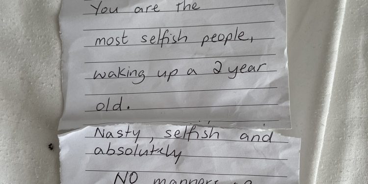 Nota que recibió el dj tras despertar a un bebé de vacaciones en Ibiza. Twitter Checno.