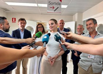 Prohens atiende a los medios de Ibiza en su visita al hospital Can Misses.