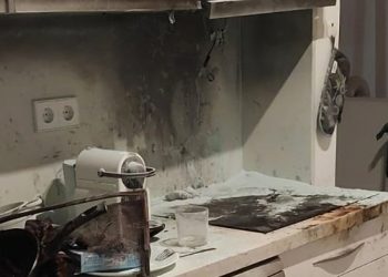 Imagen del incendio de la vivienda que generó mucho humo. Foto Bombers d'Eivissa