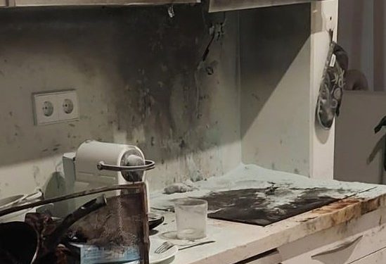 Imagen del incendio de la vivienda que generó mucho humo. Foto Bombers d'Eivissa