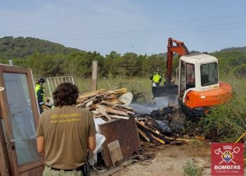 Imagen de Bomberos del Parque Insular de la intervención. Fotos Bombers d'Eivissa