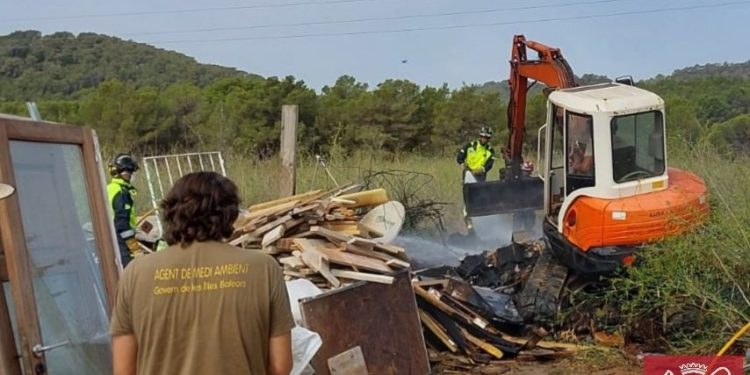 Imagen de Bomberos del Parque Insular de la intervención. Fotos Bombers d'Eivissa