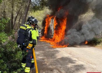 El vehículo, en llamas, durante la intervención de Bombers d'Eivissa