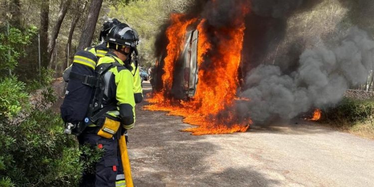El vehículo, en llamas, durante la intervención de Bombers d'Eivissa