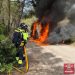 El vehículo, en llamas, durante la intervención de Bombers d'Eivissa