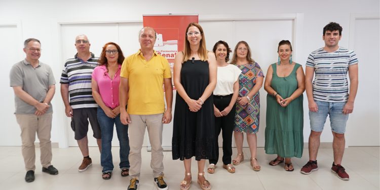 Juanjo Ferrer amb Neus Massanet i els representants dels partits de la coalició. Foto: Eivissa i Formentera al Senat