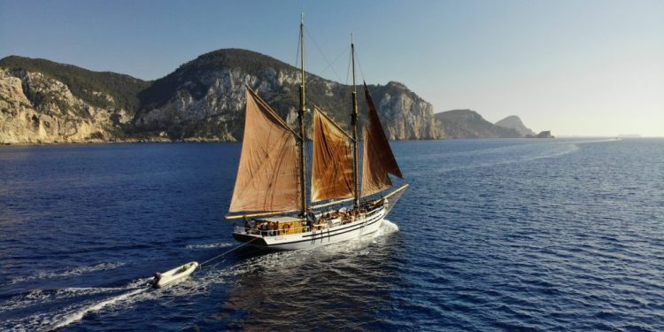 Imagen de la embarcación Saga, en la que navegarán los participantes.