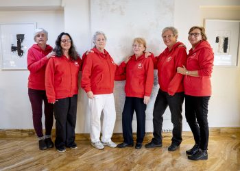 Helen Watson, en el centro de la imagen, tercera por la derecha, con sus compañeras de la asociación IFCC