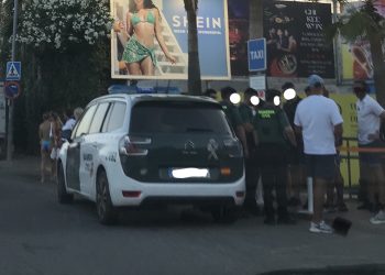 Al menos dos patrullas de la Guardia Civil acudieron al lugar de los hechos. Fotos Noudiari