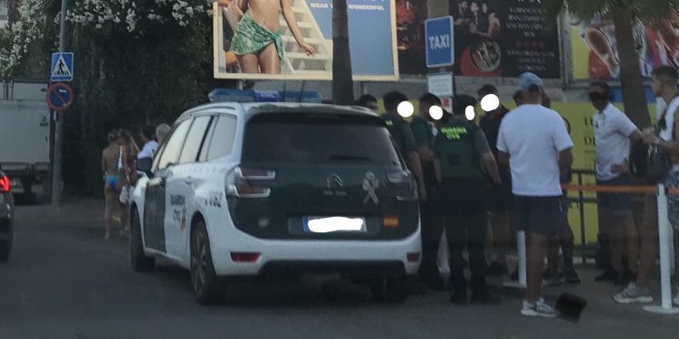 Al menos dos patrullas de la Guardia Civil acudieron al lugar de los hechos. Fotos Noudiari