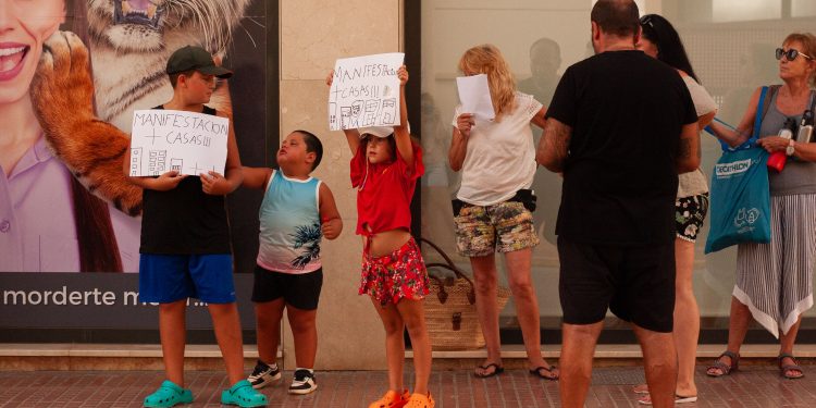 Niños y niñas afectados por el desahucio.