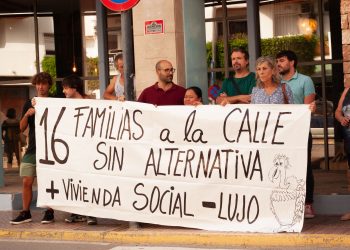 Familias afectadas por el desahucio  de un edificio de Santa Eulària adquirido por un fondo inversor.