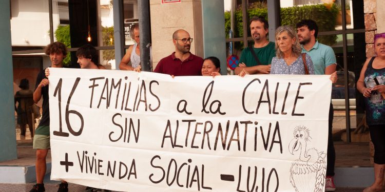 Familias afectadas por el desahucio de un edificio de Santa Eulària adquirido por un fondo inversor.