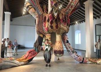 Joana Vasconcelos con su pieza y unas flores tras su intervención ayer en el MACE. Fotos Noudiari