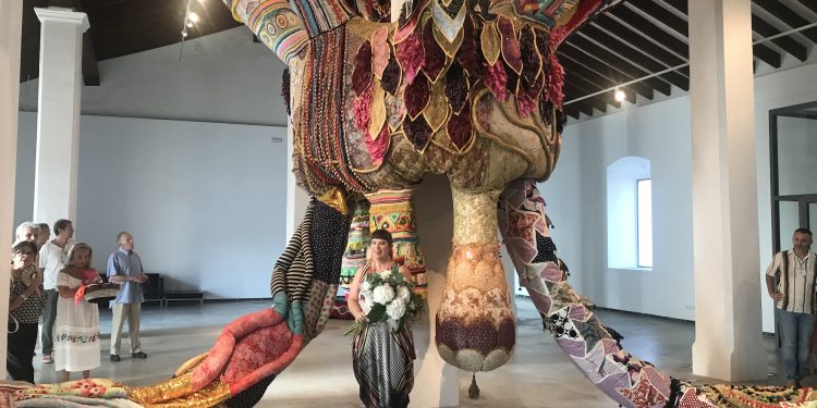Joana Vasconcelos con su pieza y unas flores tras su intervención ayer en el MACE. Fotos Noudiari