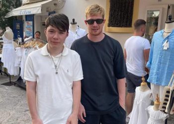 El centrocampista Kevin de Bruyne, derecha, en Dalt Vila, junto a un seguidor.