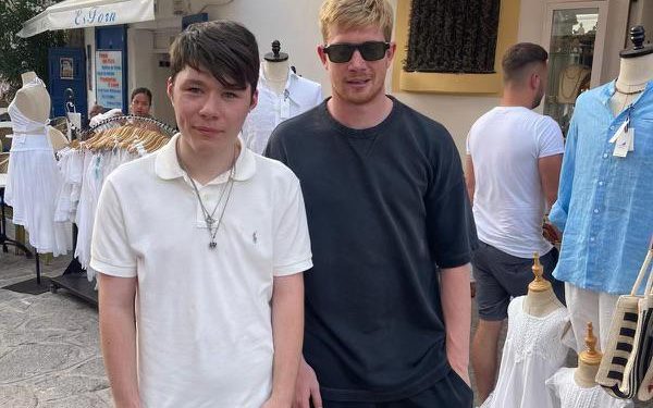 El centrocampista Kevin de Bruyne, derecha, en Dalt Vila, junto a un seguidor.