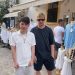 El centrocampista Kevin de Bruyne, derecha, en Dalt Vila, junto a un seguidor.