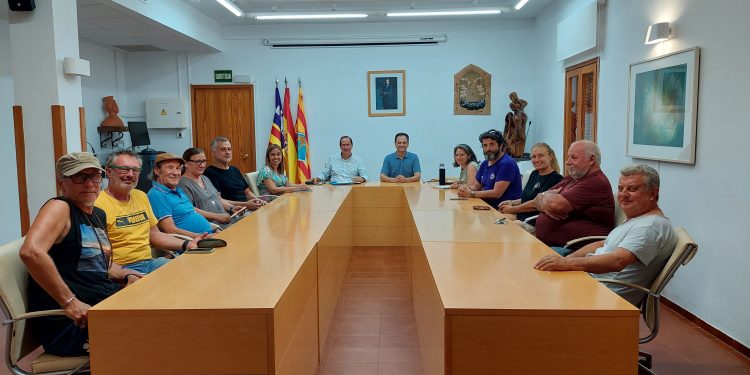 Reunió del conseller balear de la Mar i del Cicle de l'Aigua amb el president del Consell Insular de Formentera i l'Associació de les concessionàries de platges a Formentera. Foto: Govern balear