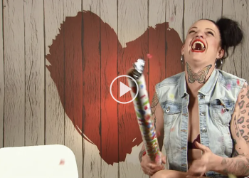 Leticia celebra sus calabazas. en un fotograma de First Dates de Cuatro
