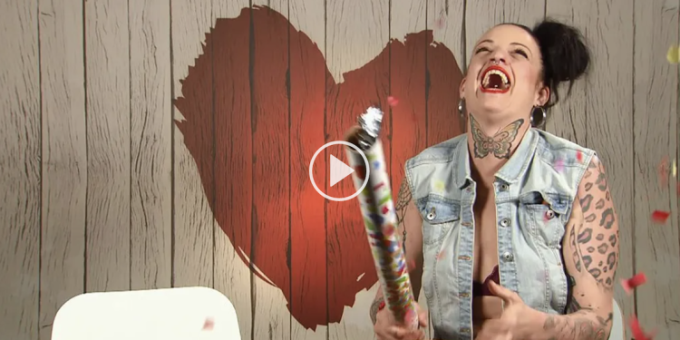 Leticia celebra sus calabazas. en un fotograma de First Dates de Cuatro