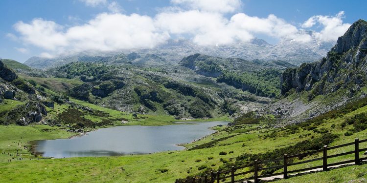 Lago Ercina en los lagos de Covadonga, Asturias. Foto Luis Cayola