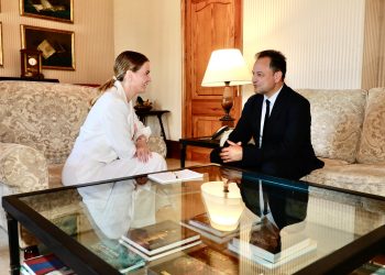 Marga Prohens i Llorenç Córdoba, durant la trobada celebrada avui. Foto: Consell Insular de Formentera