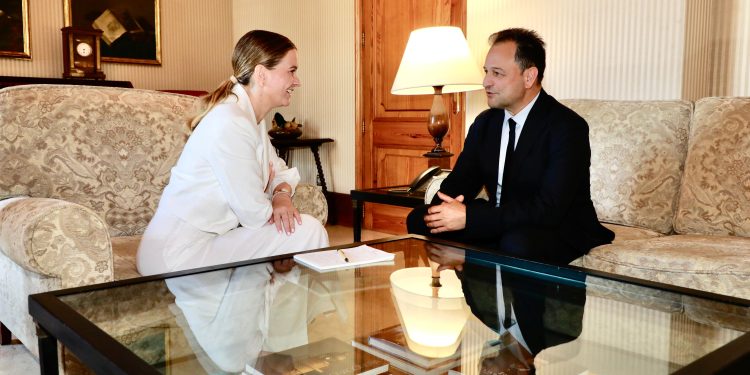 Marga Prohens i Llorenç Córdoba, durant la trobada celebrada avui. Foto: Consell Insular de Formentera