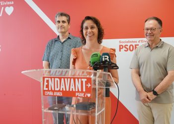 Milena Herrera, junto al portavoz del PSOE en el Consell de Ibiza, Josep Marí Ribas, y el diputado Alex Pitaluga. Foto: FSE-PSOE