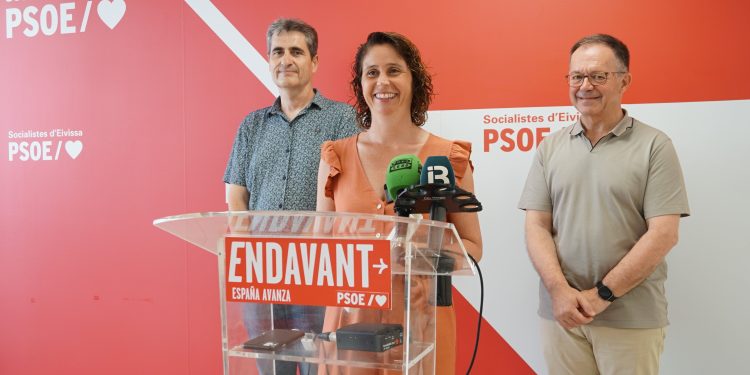 Milena Herrera, junto al portavoz del PSOE en el Consell de Ibiza, Josep Marí Ribas, y el diputado Alex Pitaluga. Foto: FSE-PSOE