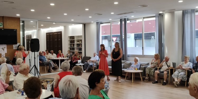 Milena Herrera con los mayores.