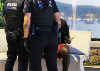 Policías locales de Sant Antoni interrogan a un presunto vendedor de gas de la risa u oxido nitroso. Imagen Ayuntamiento de Sant Antoni