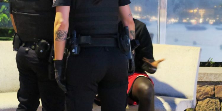 Policías locales de Sant Antoni interrogan a un presunto vendedor de gas de la risa u oxido nitroso. Imagen Ayuntamiento de Sant Antoni