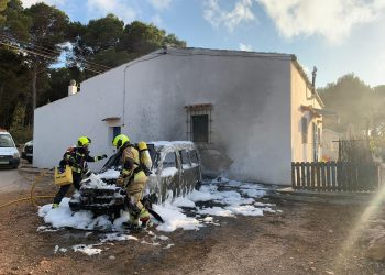 Bomberos de Formentera actuando en el lugar de los hechos. Fotos Consell de Formentera
