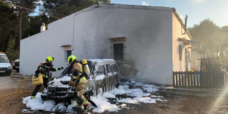Bomberos de Formentera actuando en el lugar de los hechos. Fotos Consell de Formentera