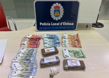 Dinero y drogas incautadas en la operación. Foto Policía local de Ibiza