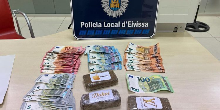 Dinero y drogas incautadas en la operación. Foto Policía local de Ibiza