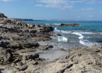 Imagen de archivo de una patera en la costa de Formentera.