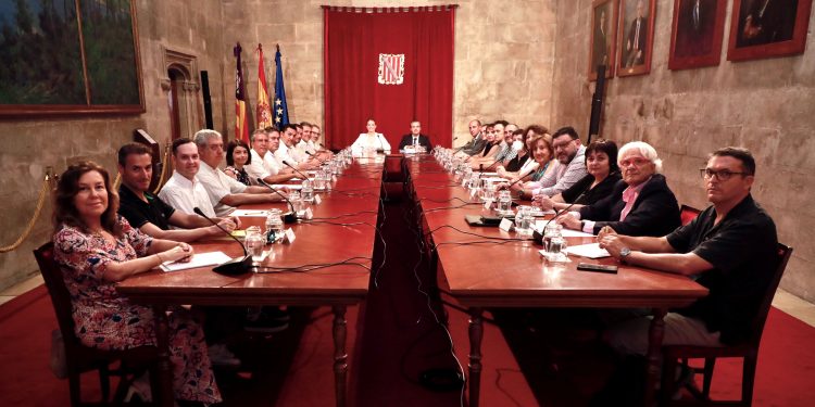 Costa, primera a la izquierda, durante la reunión mantenida hoy. Foto: Govern balear