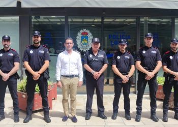 Rafael Triguero y Josep Maria Prats, junto a los siete policías locales en prácticas. Foto: Ayuntamiento de Ibiza