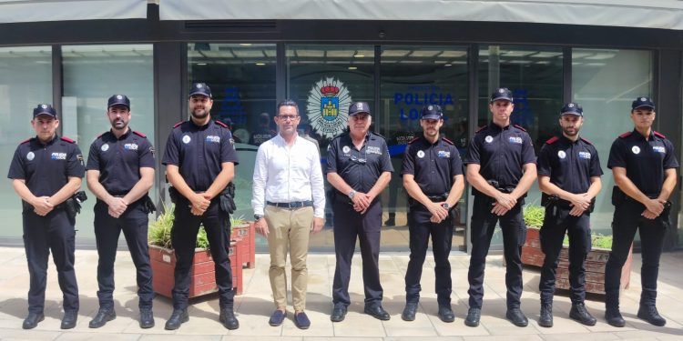 Rafael Triguero y Josep Maria Prats, junto a los siete policías locales en prácticas. Foto: Ayuntamiento de Ibiza