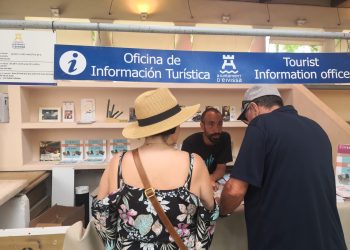 El punto de información turística que ha abierto hoy en el Mercat Vell. Foto: Ajuntament d'Eivissa