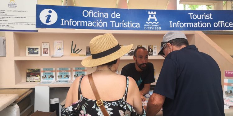 El punto de información turística que ha abierto hoy en el Mercat Vell. Foto: Ajuntament d'Eivissa